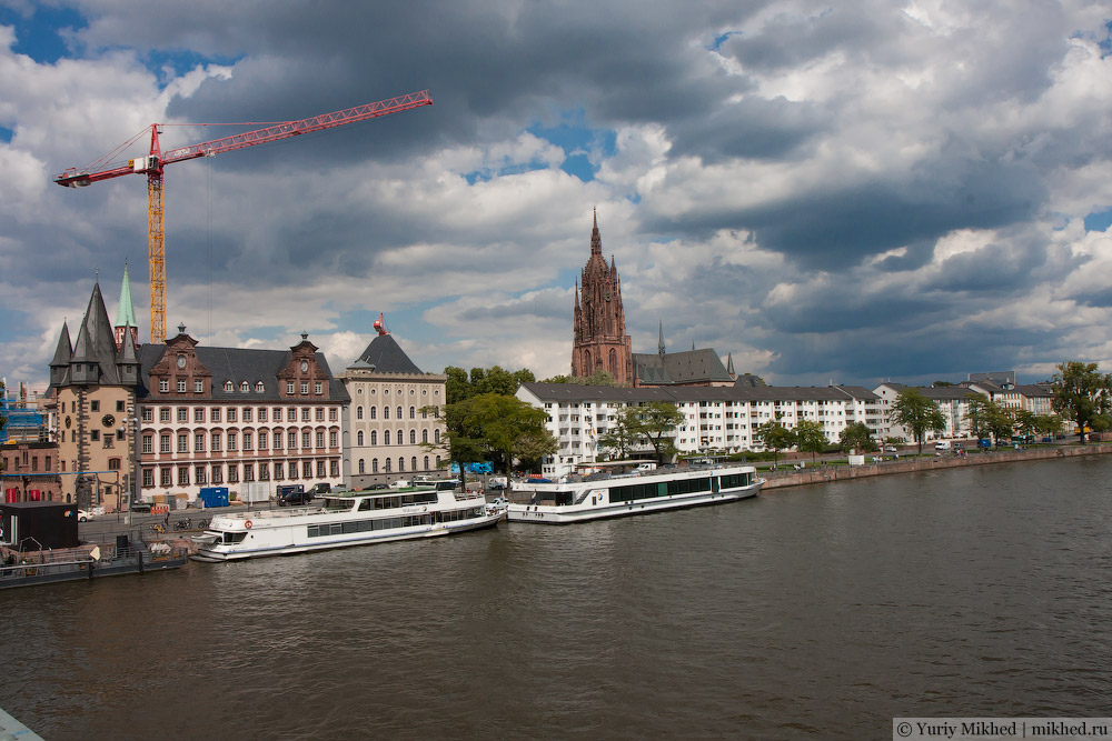 Вид з річки, видно Франкфуртський собор