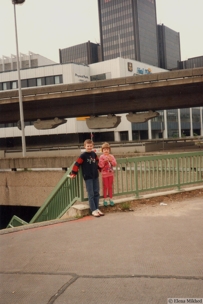 Ганновер у 1995 році. Я стою з сестрою