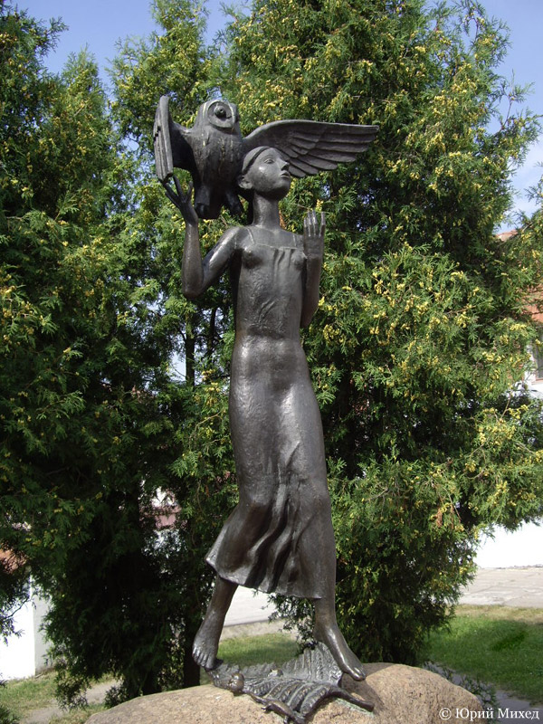 Памятник девочке в Минске