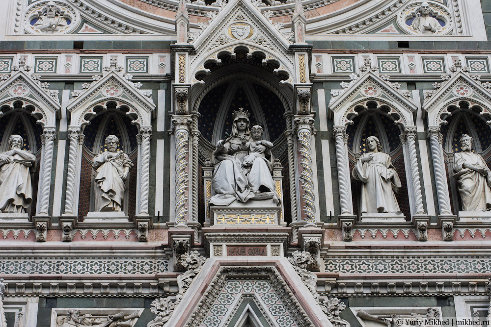 Статуи на фасаде собора