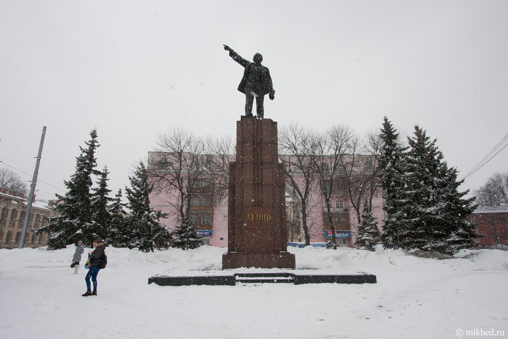 Памятник Ленину в Ярославле на Красной площади