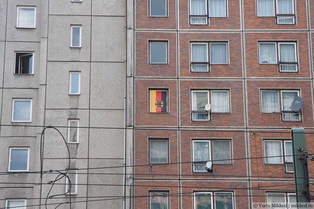Немецкий флаг в окне