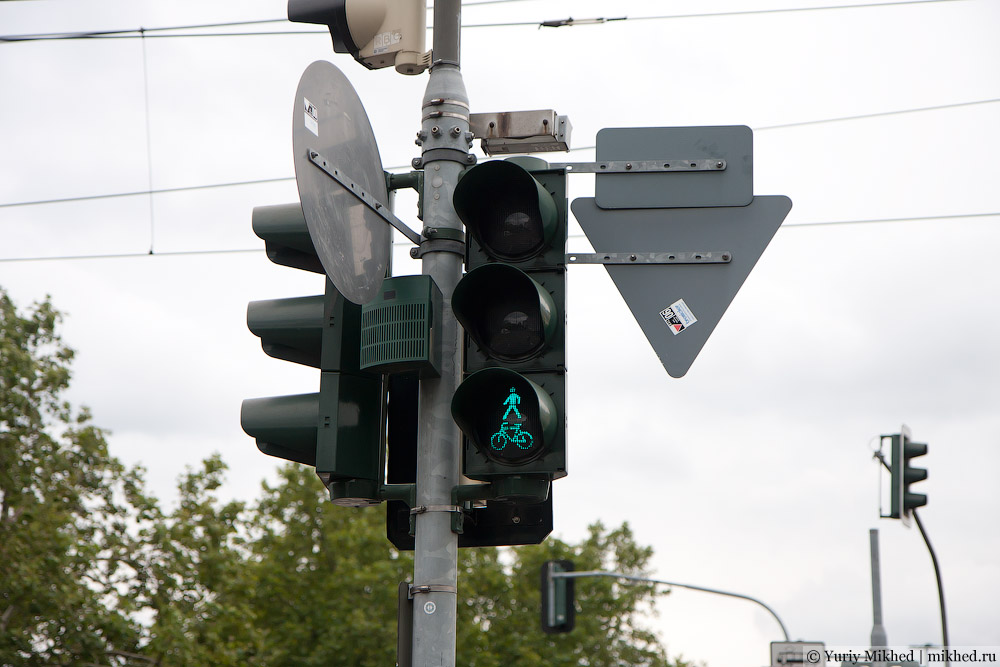 Зелёный свет для пешеходов и велосипедистов
