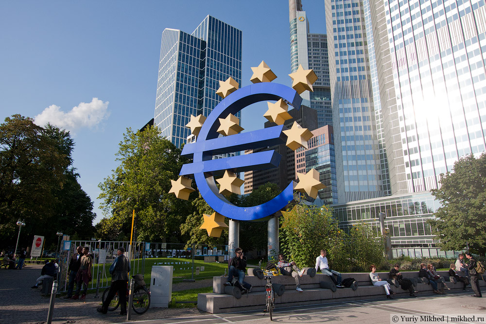 Памятник евро