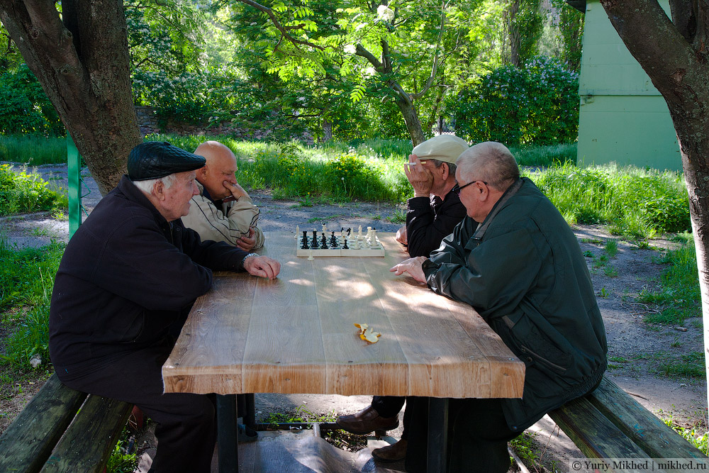 Пенсіонери грають у шахи