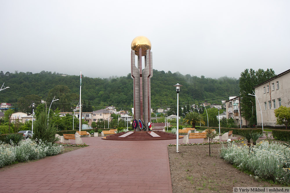 Памятник абхазским ополченцам в Гагре