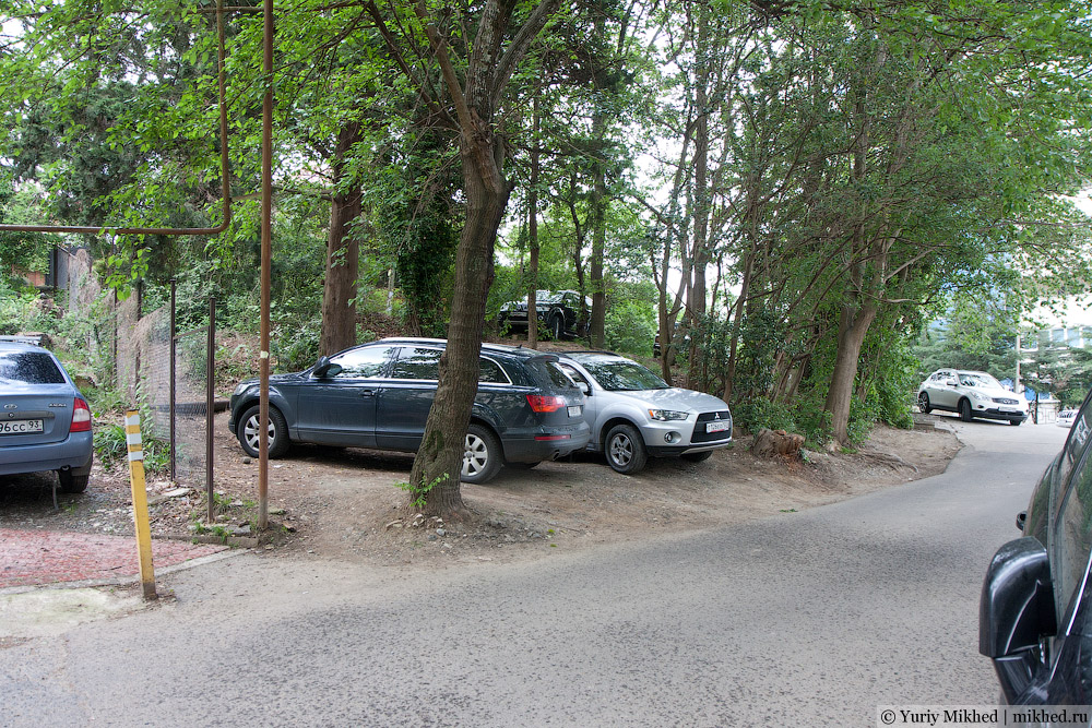 Парковка на газонах в Сочи