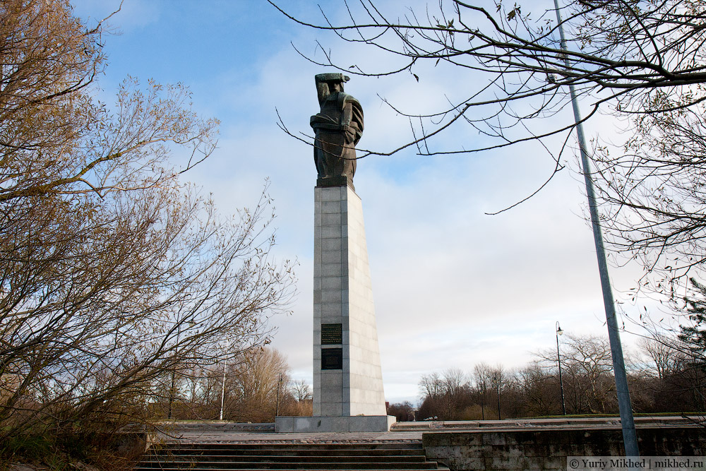 Памятник погибшим морякам
